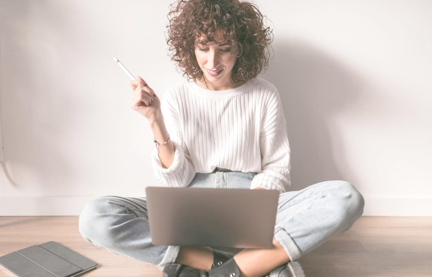 Moderne Arbeitsumgebung mit Finanzunterlagen und digitalen Tools